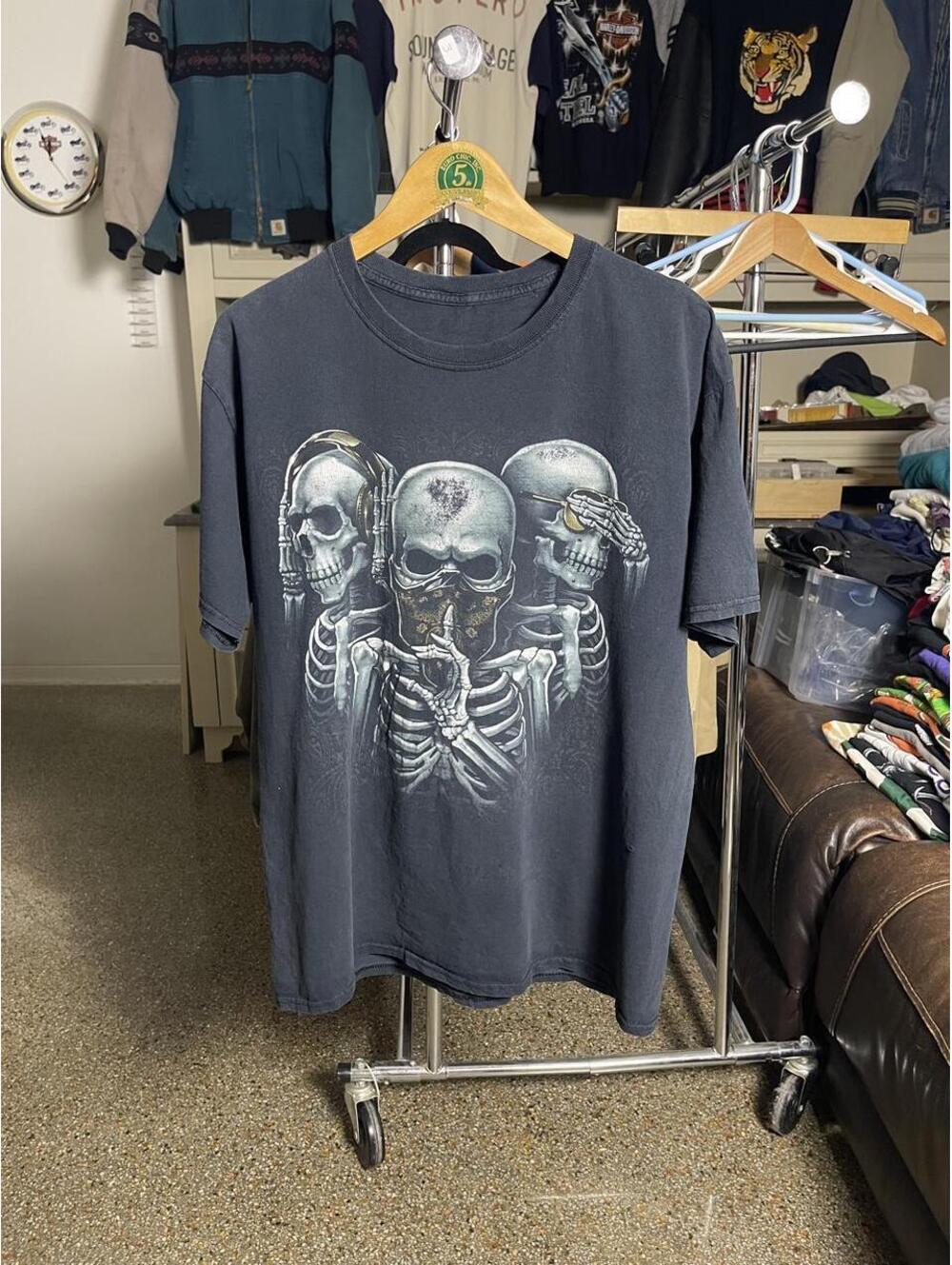 Y2K faded skull & bones shirt men's large